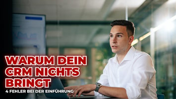 Christoph Gerl am Laptop vor einem Bildschirm mit Dashboard, dazu der Text: Warum dein CRM nichts bringt. 4 Fehler bei der Einführung
